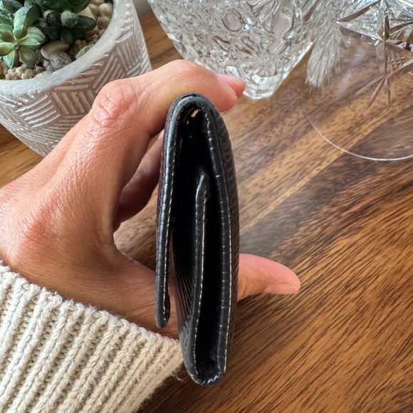 LV Black Epi Leather 6 Key Ring - Picture 2 of 5